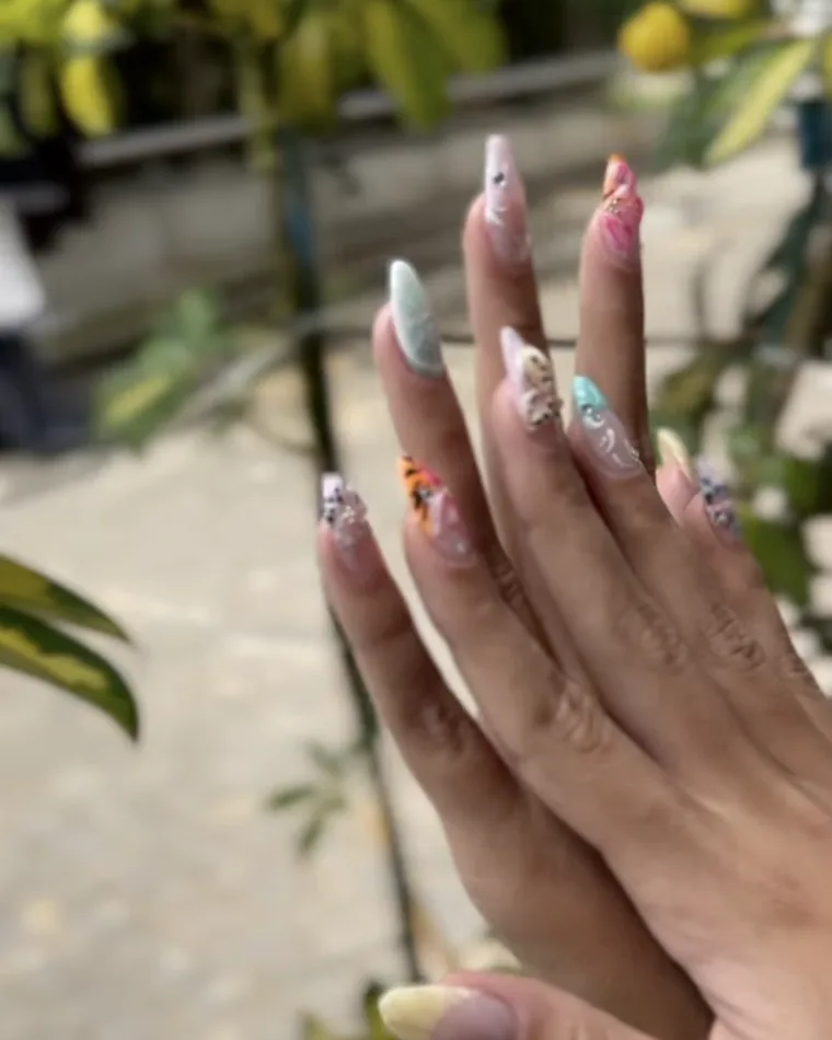 Nail art coloré sur pose gel réalisé au salon