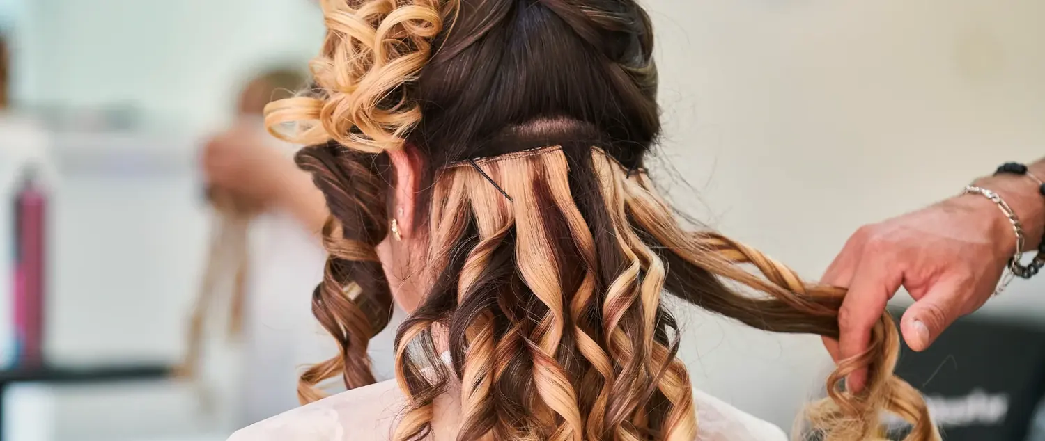Boucles travaillées et mèches claires, ambiance coiffure