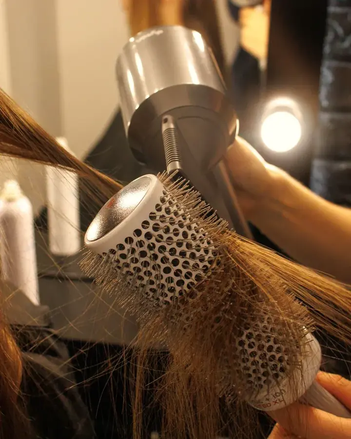 Brushing à la brosse ronde et au sèche-cheveux